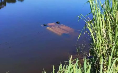 Veículo cai em lagoa e quatro pessoas morrem.