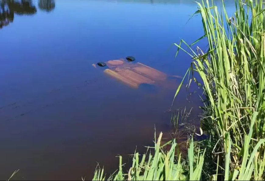 Veículo cai em lagoa e quatro pessoas morrem.