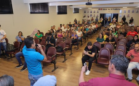 Prefeitura entrega 130 títulos de propriedade e lança programa que garante moradia digna