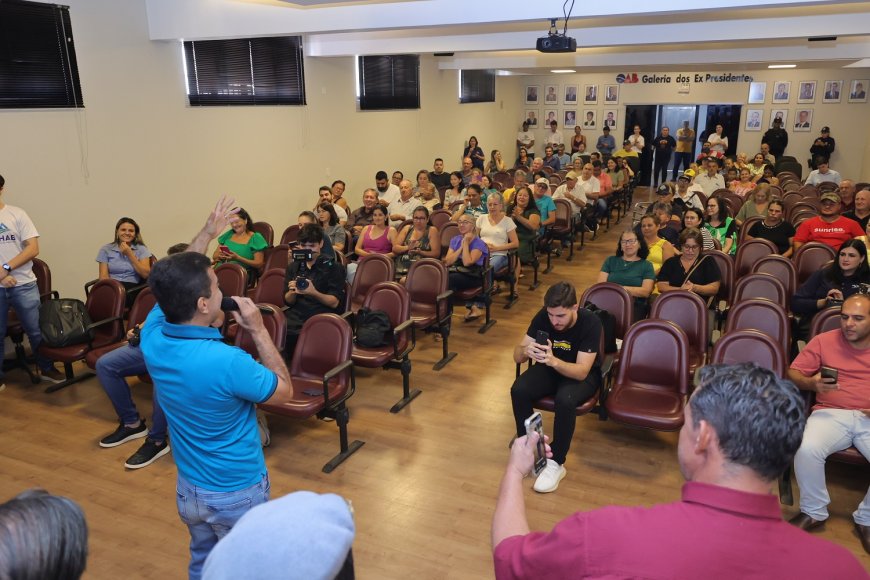 Prefeitura entrega 130 títulos de propriedade e lança programa que garante moradia digna