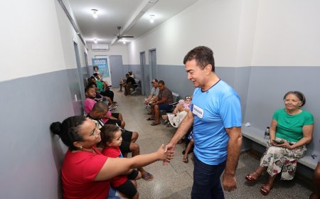 Prefeito aparece de surpresa em UBS, ouve moradores e anuncia farmácia no Parque do Lago II