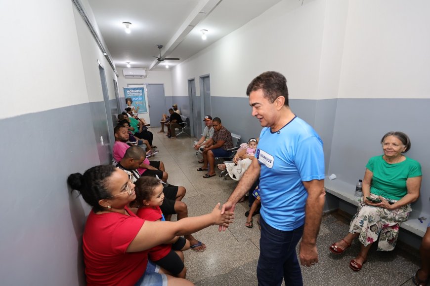 Prefeito aparece de surpresa em UBS, ouve moradores e anuncia farmácia no Parque do Lago II