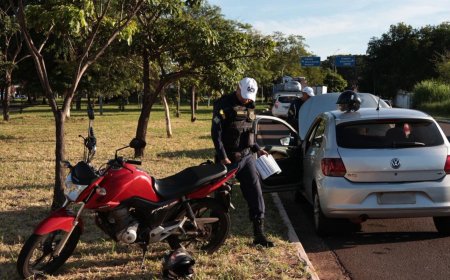 Traição vira caso de polícia: mulher atropela casal de moto e esfaqueia suposta amante