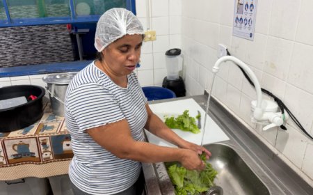 Merendeira que perdeu visão transforma cozinha de escola em exemplo de superação