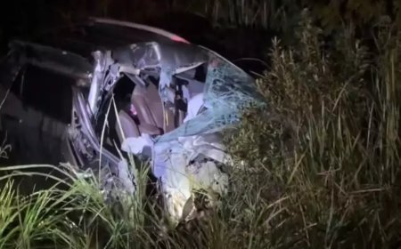 Colisão contra carreta destrói caminhonete, mas motorista sai ileso