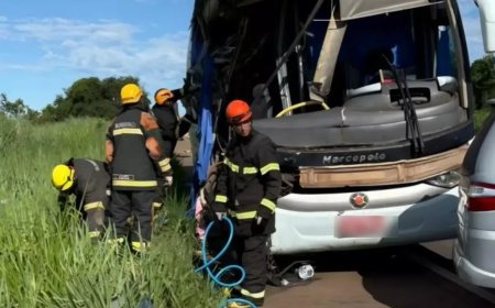 Colisão de ônibus em carreta parada na BR-267 deixa duas vítimas fatais