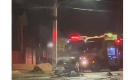 Colisão entre moto e carro causa incêndio em Dourados