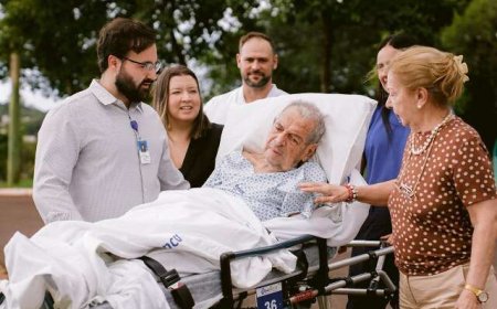 Professor de 85 anos realiza sonho de sair do hospital e ver o parque