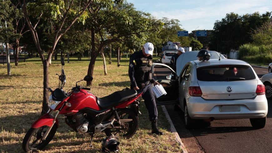 Traição vira caso de polícia: mulher atropela casal de moto e esfaqueia suposta amante