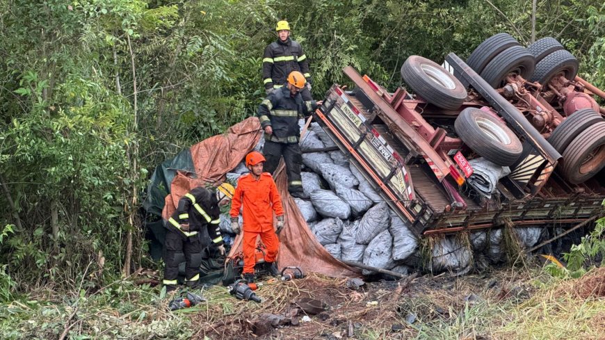 Tragédia na MS-040: caminhão de carvão tomba e motorista morre