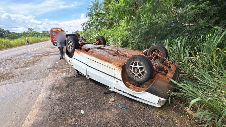 Carro desvia de buraco, capota três vezes no anel viário e deixa idosa morta em Campo Grande
