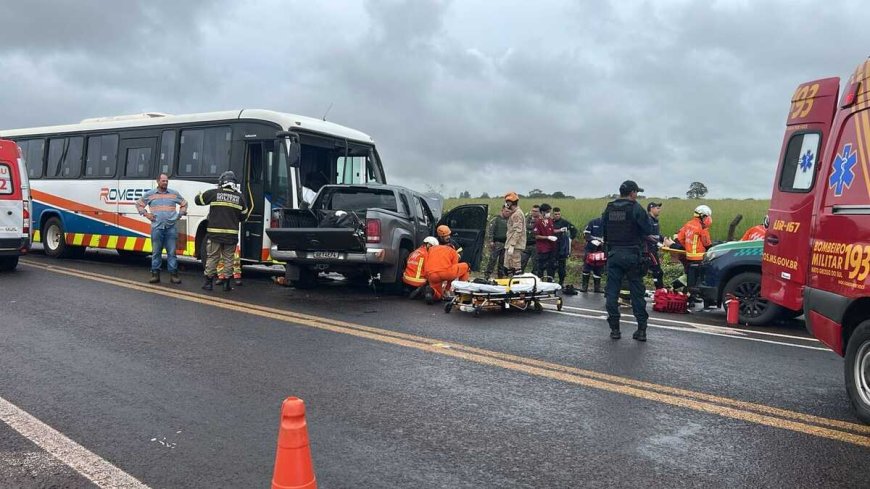 Batida entre ônibus e caminhonete deixa um morto na MS-040