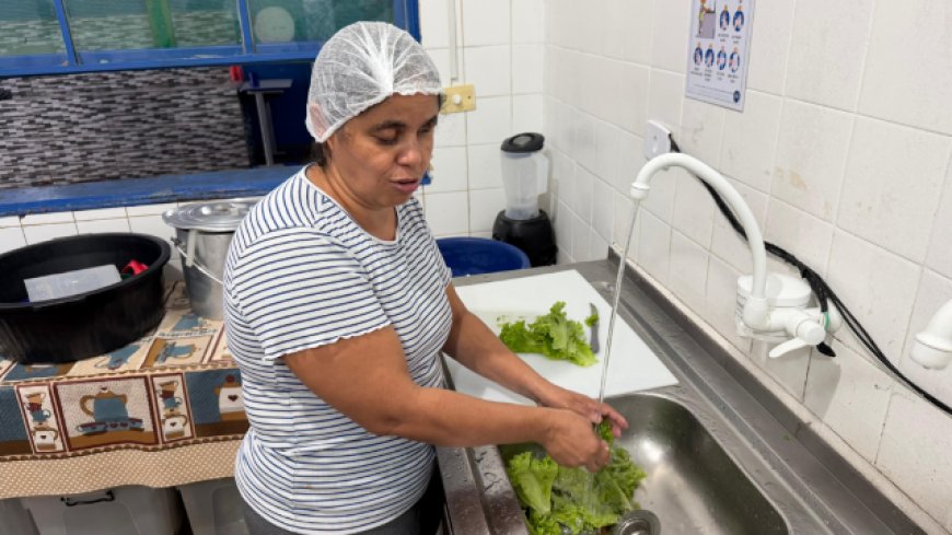 Merendeira que perdeu visão transforma cozinha de escola em exemplo de superação