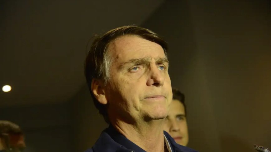 Bolsonaro Volta a Ser Internado com Vômitos e Calafrios, Segundo Flávio