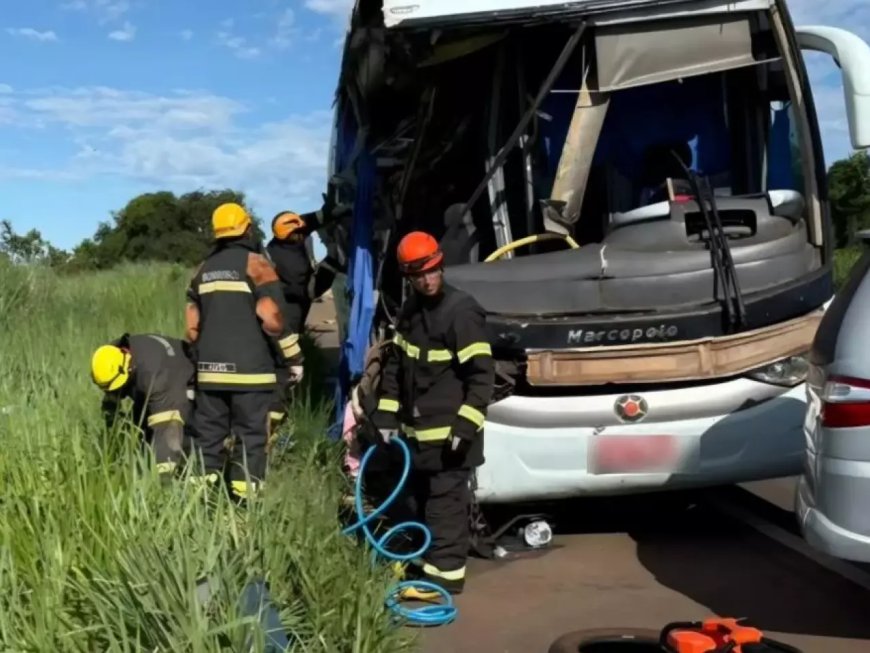 Colisão de ônibus em carreta parada na BR-267 deixa duas vítimas fatais