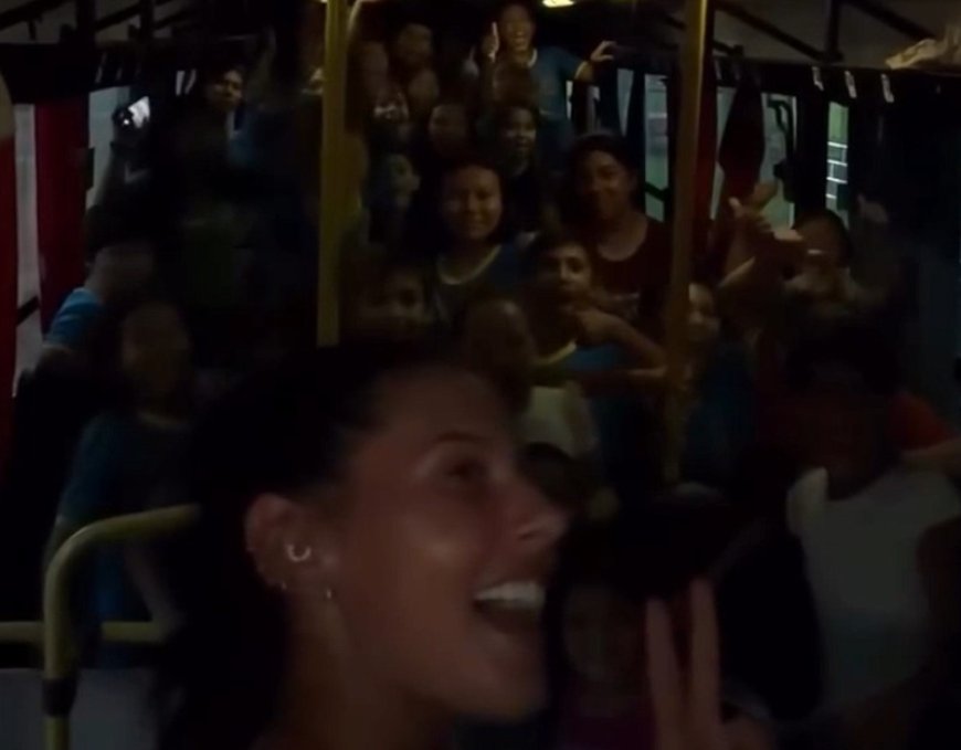 Ana Castela surpreende crianças em MS ao parar ônibus escolar
