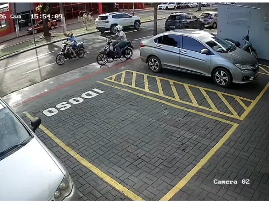 Dupla Furta Motocicleta em Frente ao Quartel de Bombeiros