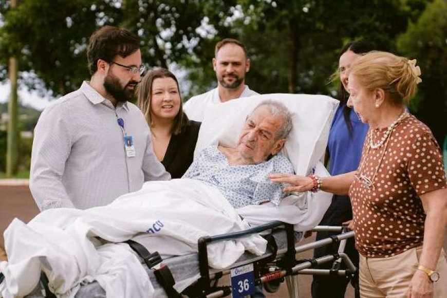 Professor de 85 anos realiza sonho de sair do hospital e ver o parque