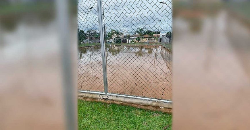 'Criadouro de dengue': acúmulo de água em quadra preocupa moradores na Vila Nasser