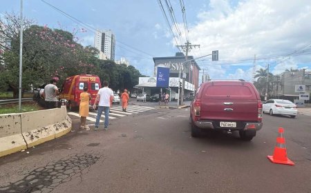 Acidente entre carro e moto deixa duas pessoas feridas em cruzamento da Fernando Corrêa da Costa