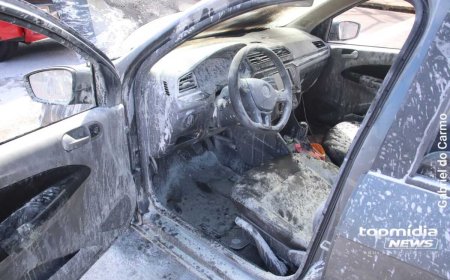 Carro pega fogo em plena Avenida Fernando Corrêa da Costa, em Campo Grande