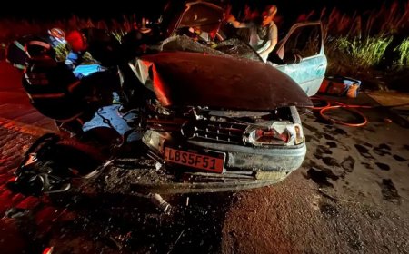 Homem fica preso às ferragens após acidente entre carro e caminhão na MS-276