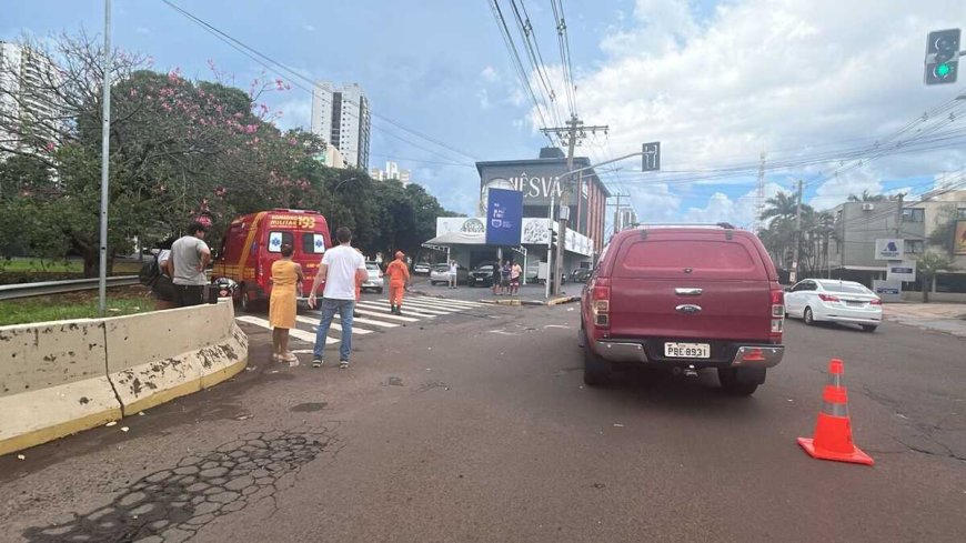 Acidente entre carro e moto deixa duas pessoas feridas em cruzamento da Fernando Corrêa da Costa