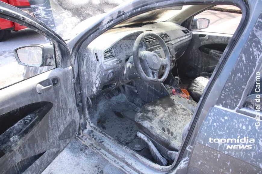 Carro pega fogo em plena Avenida Fernando Corrêa da Costa, em Campo Grande