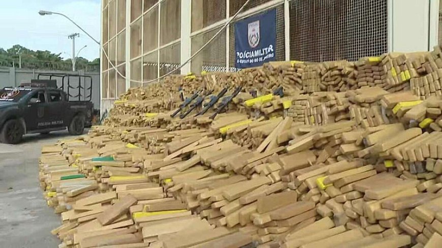 Polícia Militar apreende três toneladas de drogas e armas na Maré, Rio de Janeiro