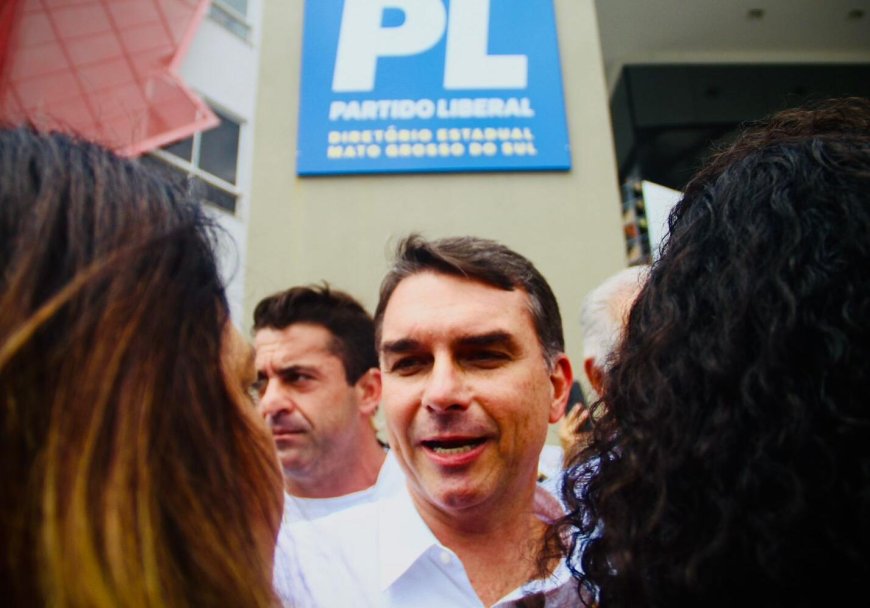 'Lula é mercadoria vencida', diz Flávio em Campo Grande após liderar pesquisa