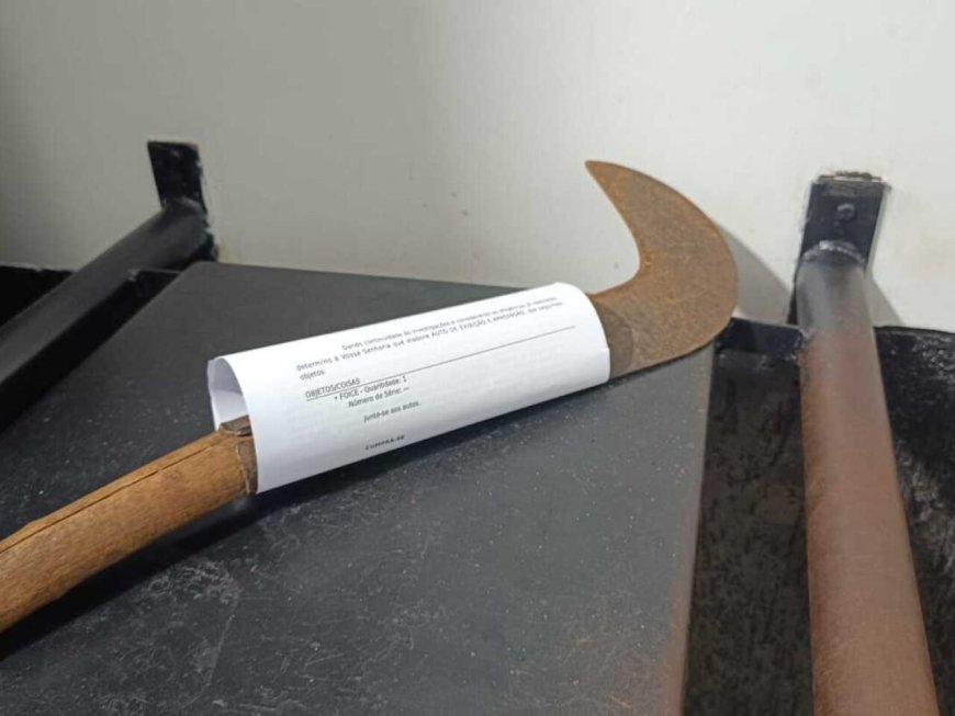 Homem tenta incendiar esposa e filho, se arma com foice e é detido