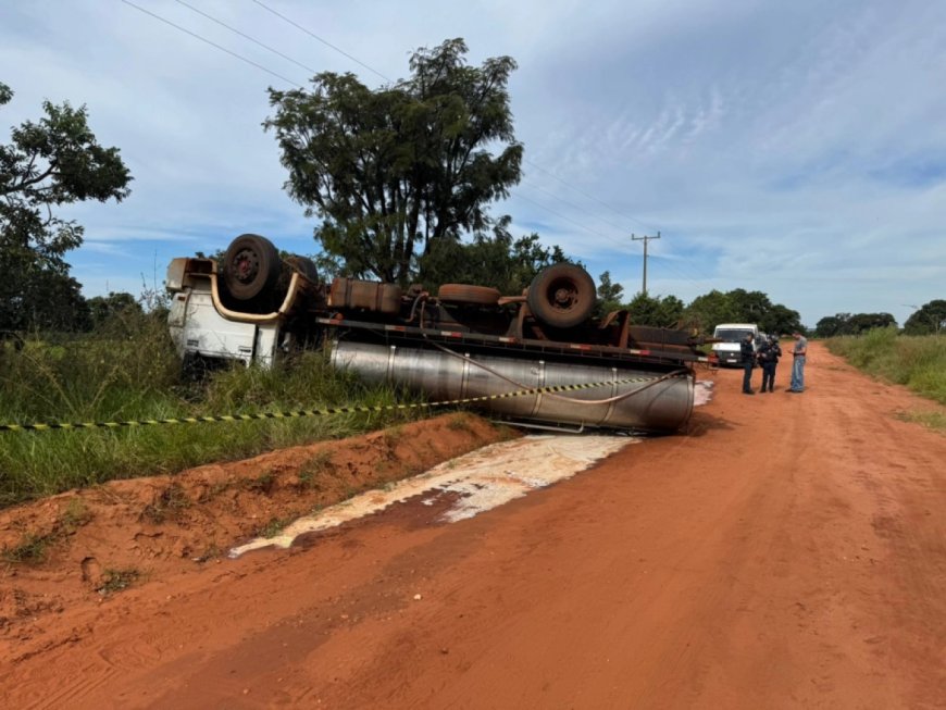 Motorista de 53 anos morre após caminhão tombar em estrada rural