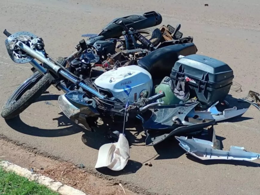 Servidora da Sanesul fica gravemente ferida em acidente de moto