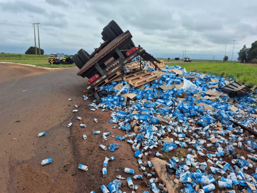 Carreta Carregada com Cerveja Tomba na BR-463 entre Dourados e Ponta Porã