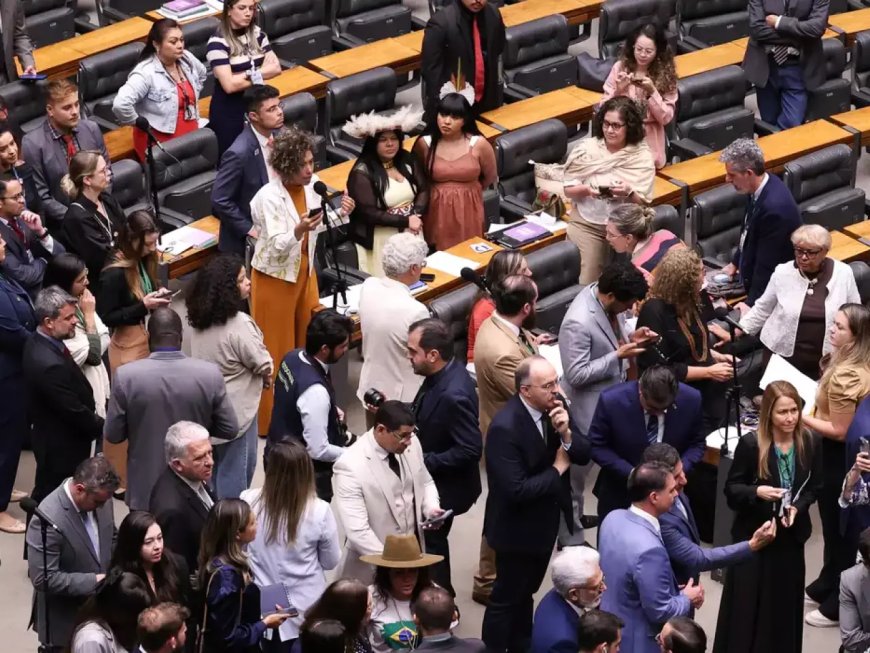 Câmara Vota para Derrubar Veto ao PL da Dosimetria, Beneficiando Condenados por Golpe de Estado