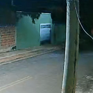 Mãe assiste à morte do filho pela janela e contesta versão da PM