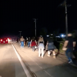 Roqueiros Desistem do Trânsito e Seguem a Pé pela BR-262