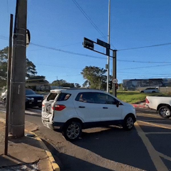 Acidente na Avenida Afonso Pena: Motorista Bate Carro em Poste e Deixa Trânsito Lento