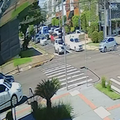 Carro Capota na Rua Ceará e Causa Lentidão no Trânsito