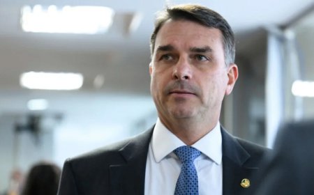 Flávio Bolsonaro Critica Decisão de Moraes e Chama Suspensão de Lei de 'Canetada Monocrática'