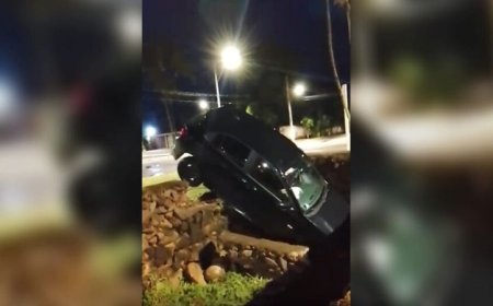 Carro despenca em valeta e é abandonado durante a madrugada em Dourados