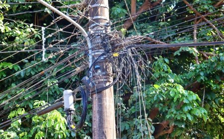 Operação Inicia Multas a Empresas por Fios Expostos em Postes