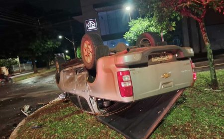 Caminhonete capota após acidente entre dois veículos em Dourados