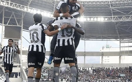 Botafogo vence Corinthians pelo Brasileirão com três de Arthur Cabral