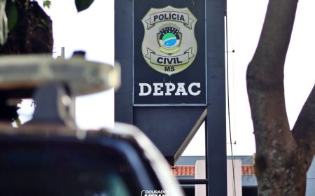 Motorista Embriagado Destroi Muro de Residência e Foge