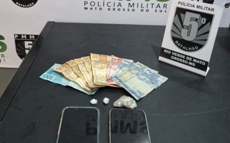 Dupla Suspeita de Tráfico é Presa após Motocicleta sem Placa ser Abordada pela Polícia