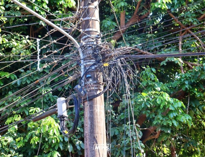 Operação Inicia Multas a Empresas por Fios Expostos em Postes
