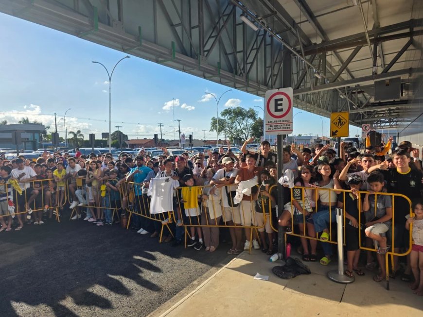 Torcedores Lotam Aeroporto em Ponta Porã para Receber o Santos
