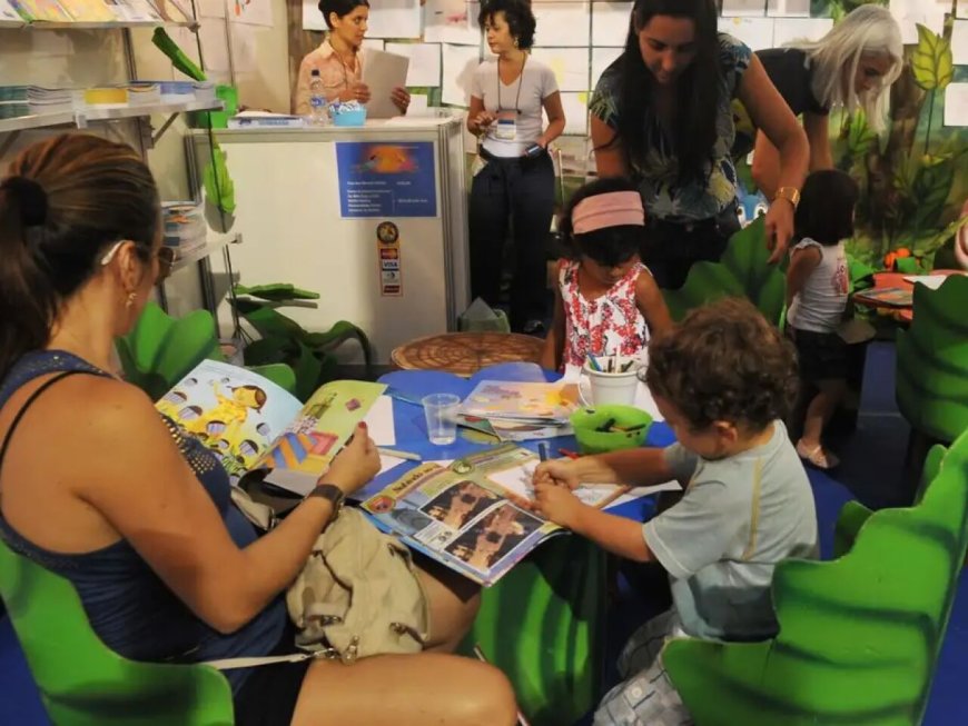 Estudo revela que metade das famílias brasileiras raramente leem para crianças