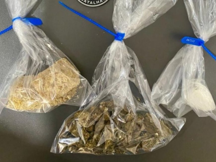 Suspeito foge ao ver viatura e polícia apreende drogas em residência